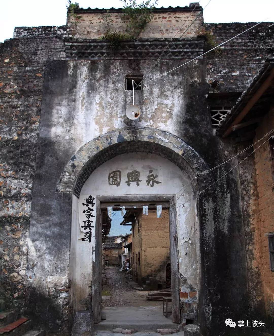永兴围的后面，还有一座大门，这里还保留着永兴围的大门面貌.jpg